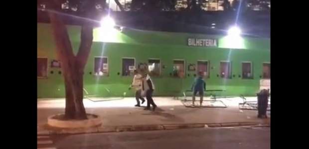 Torcedores protestam no Allianz após eliminação do Palmeiras