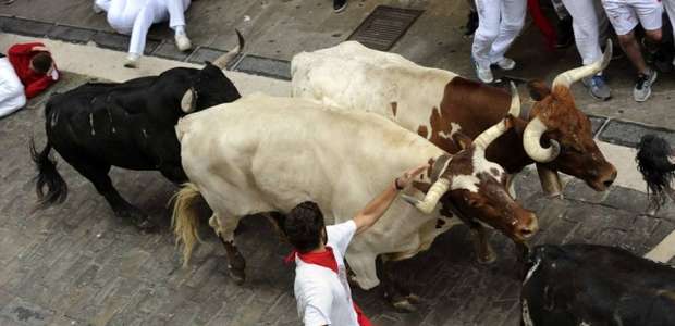 Homem é morto com chifradas em corrida de touros na Espanha