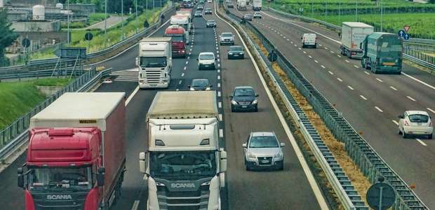 Senado aprova texto que obriga cobertura móvel em rodovias