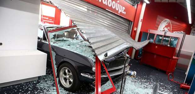 Ford Mustang clássico é usado para arrombar loja