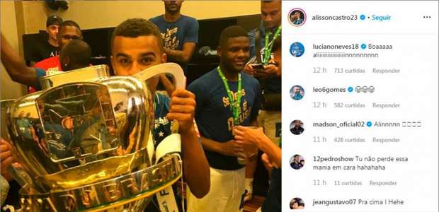 Elenco do Grêmio lembra títulos e provoca Inter após vice