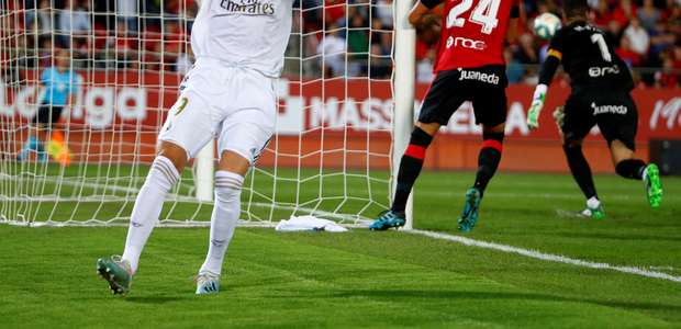 Real Madrid é derrotado e perde liderança para o Barcelona