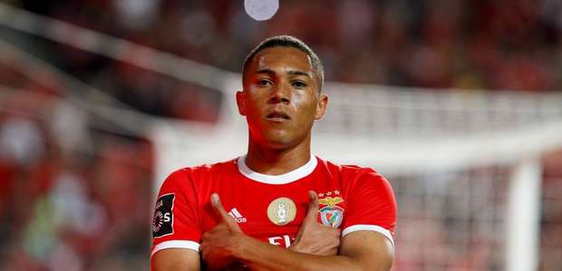 Benfica vence Santa Clara de virada e mantém a liderança ...