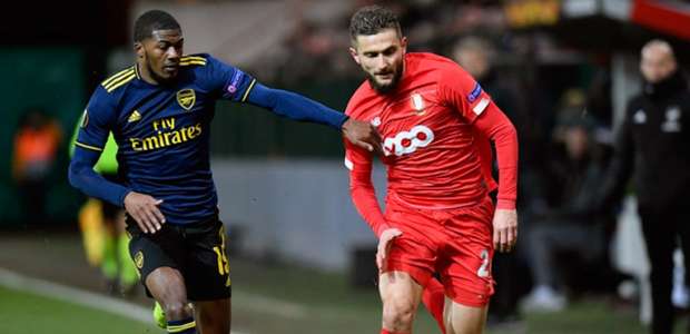 Arsenal sofre, mas empata e garante vaga na Liga Europa
