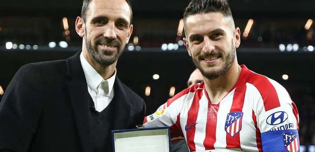 Juanfran é homenageado em visita ao Atlético de Madrid