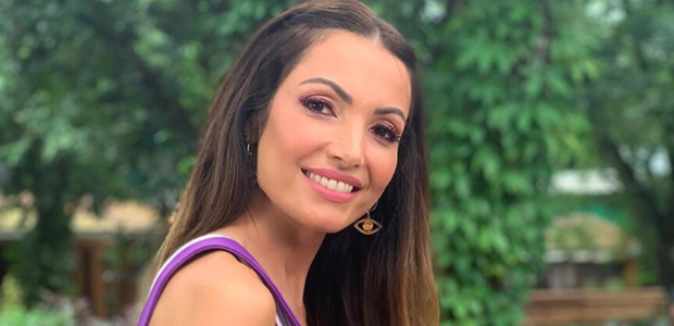Patricia Poeta acerta com jardineira roxa e "tênis feio"