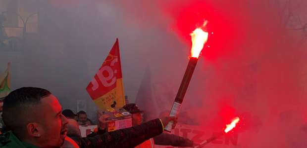 Protesto contra reforma da Previdência na França provoca ...