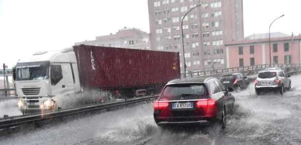 Mau tempo provoca ondas de 7 metros de altura no mar da ...