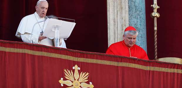 Papa pede que famílias evitem usar celular durante refeições