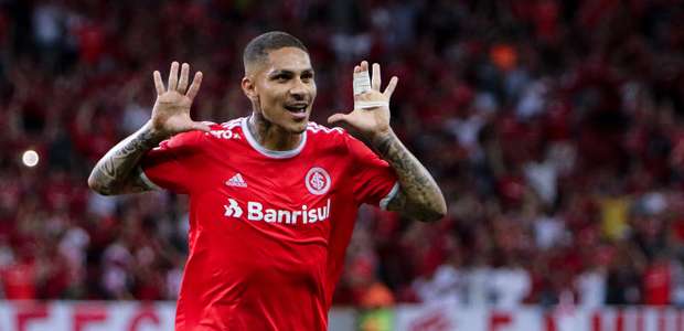 Guerrero volta a cair nos braços da torcida do Inter
