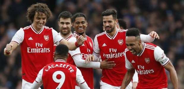 Arsenal batalha, vence apertado e sonha com Champions
