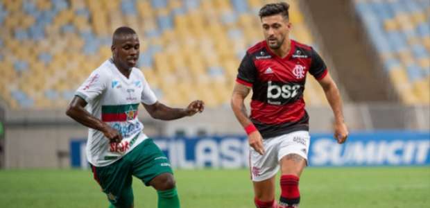 Flamengo bate a Portuguesa de virada em um Maracanã vazio