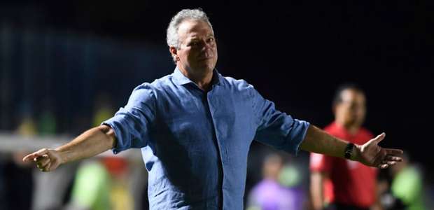 Abel Braga não suporta pressão e deixa comando do Vasco