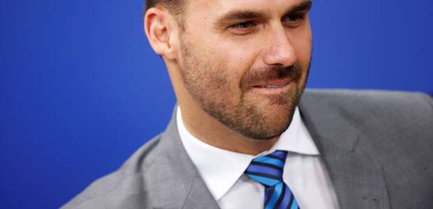 Eduardo Bolsonaro provoca aglomeração e critica Lula