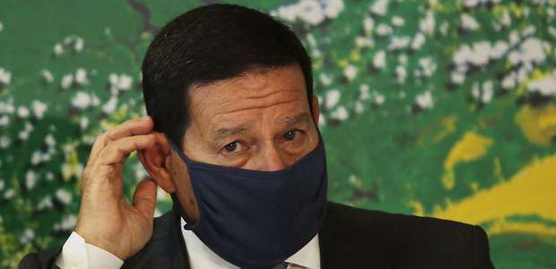 Mourão faz compras após reabertura de shoppings em Brasília