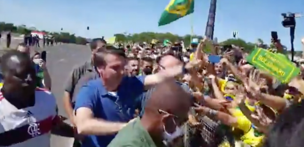 "Eu apenas compareço", diz Bolsonaro sobre manifestações