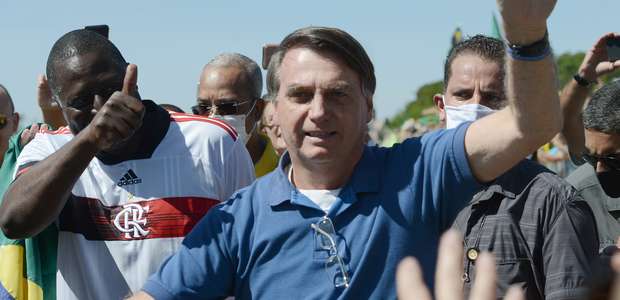 Bolsonaro causa aglomeração em evento no interior de SP