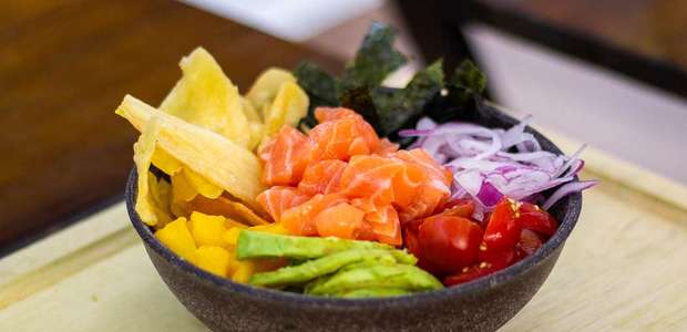 Aprenda a fazer poke, prato tradicional da cozinha havaiana