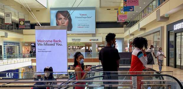 Comerciantes abrem lojas para faturar R$ 50 por dia