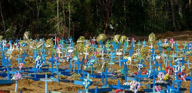 Com aumento na média de mortes, Brasil alcança 4 mi de casos