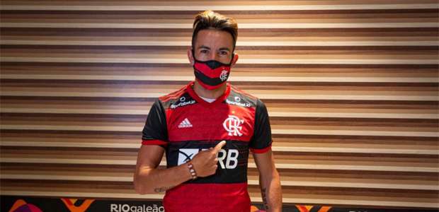 Ao avisar que havia acertado com o Flamengo, Isla ouviu de Vidal: 'Me espera mais dois anos que posso ir'