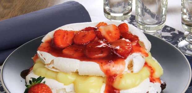Aprenda a fazer uma deliciosa pavlova de morango