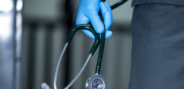 Médico é preso após estuprar e agredir paciente em consulta