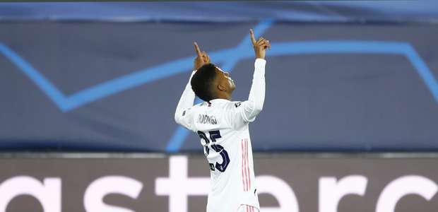 Dupla brasileira decide, Real vence Inter e sai do sufoco