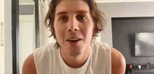 Diretor não percebe microfone ligado e xinga ator de "pobre"