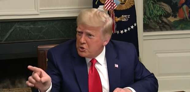 "Não fale assim comigo", reage Trump a repórter insistente