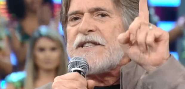 José de Abreu estoura champanhe após Lula ser absolvido ...