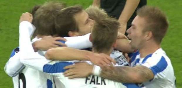 Vadócz chuta no canto e abre o placar para o Odense