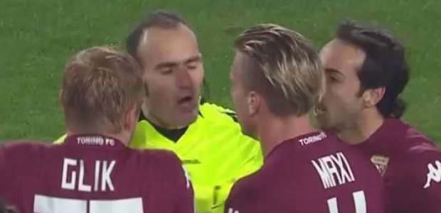 Lambança! Árbitro marca pênalti surreal na Copa da Itália