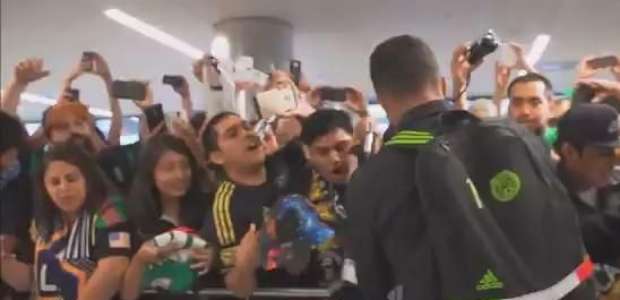 Giovani dos Santos chega ao LA Galaxy e leva fãs à aeroporto