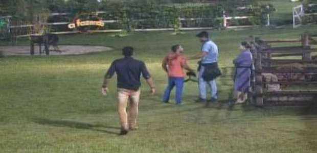 A Fazenda: Douglas briga com JP e ameaça tocar o sino