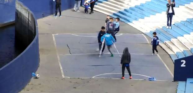 Garoto amputado marca golaço em bate-bola na arquibancada do Racing