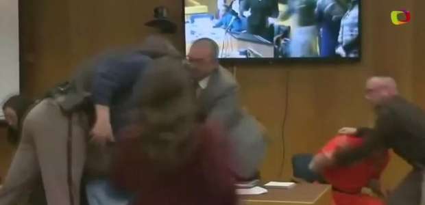 No tribunal, pai tenta agredir médico que abusou de ginastas