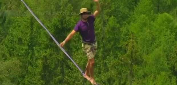 Aventureiros se equilibram em slacklines em floresta checa