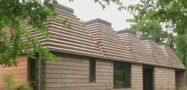 Conheça a casa sustentável de cortiça toda montada à mão