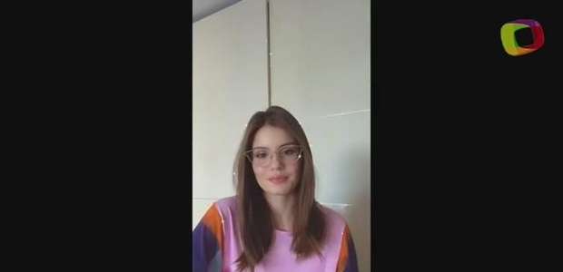 Camila Queiroz usa colares de R$ 5 mil para limpar a casa