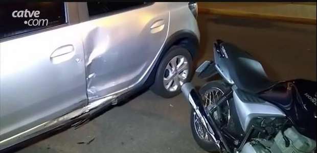 Motociclista se fere ao atingir carro durante manobra de conversão em Toledo