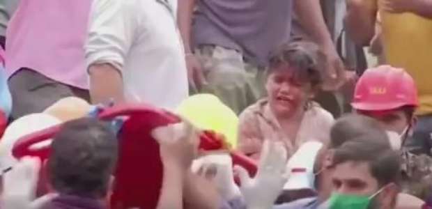 Sobreviventes são resgatados de prédio que caiu na Índia