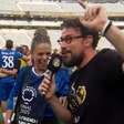 Namorada de Pedro Neto pede foto com comentarista da CazéTV durante festa do Chelsea