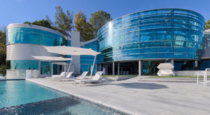 Casa de vidro onde Justin Bieber já morou está à venda por R$ 200 milhões; veja