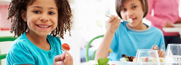 Veja como ajudar seu filho a ficar satisfeito nas refeições