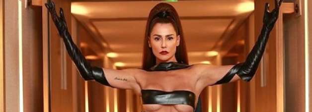 Na Sapucaí, Deborah Secco usa look que tampa o mínimo!