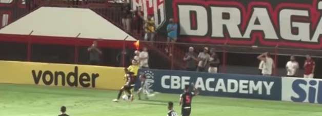 ATLÉTICO-MG: Atropelou! Guga derruba bandeirinha na lateral do campo na derrota para o Atlético-GO
