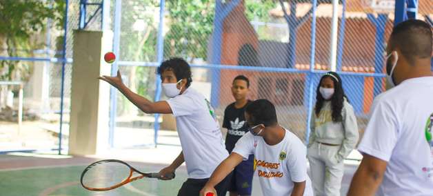 Favela Tênis, no Rio, aproxima jovens de esporte elitizado