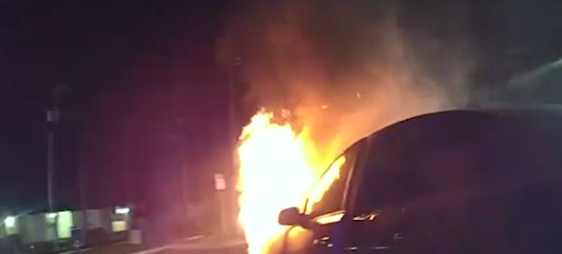 Polícia salva mulher inconsciente de carro em chamas; veja