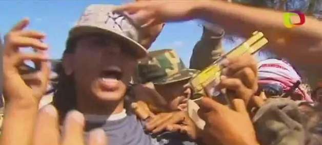 Repórter da BBC reencontra pistola de ouro de Khadafi